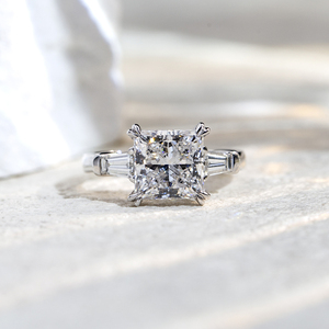 Bague de fiançailles pour femme Messi Jewelry MSR-1727 en or 18 carats, forme princesse, trois diamants, diamant cultivé en laboratoire - Product Image 1