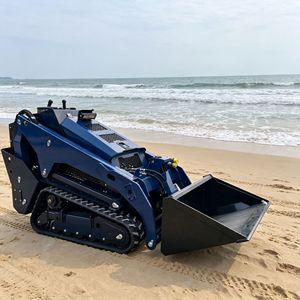 Mini-chargeuse compacte sur chenilles, à essence, de couleur bleue, pour la manutention du sable et des sols dans les vergers et les jardins. - Product Image 1
