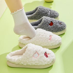 Chaussons en peluche brodés de haute qualité, mignons et confortables, en coton doux, pour hommes et femmes, motif dessin animé tendance, parfaits pour le printemps - Product Image 4