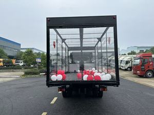 Camion de remorquage à plateau plat diesel neuf Isuzu, personnalisé par CLW Factory, pour le remorquage de deux véhicules, avec caisse de présentation transparente mobile pour exposition de cadeaux et mariages - Product Image 2