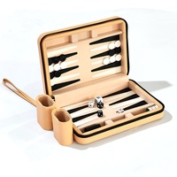 Jeu de backgammon de voyage de luxe 9 pouces, ensemble compact portable avec plateau incrusté en feutre et fermeture éclair en cuir rouge