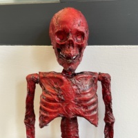 Esqueleto Sangriento Realista para Decoración de Halloween, Accesorios de Terror con Articulaciones Totalmente Posables, Huesos de Cuerpo Humano para Cementerio, Jardín y Exteriores