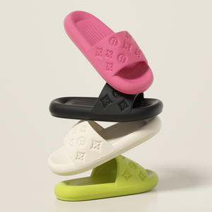 Sandales à la mode avec un sens de marcher sur les matières fécales semelles épaisses avec <span class=keywords><strong>anti</strong></span>-dérapant et résistant aux odeurs petite fleur Eva pantoufles - Product Image 1