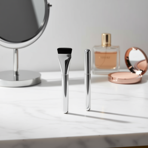 Elegante Juego de Brochas de Maquillaje Profesional de 3 Piezas con Cerdas Sintéticas Planas y Mango Metálico para Aplicación de Colorete en las Mejillas - Product Image 2