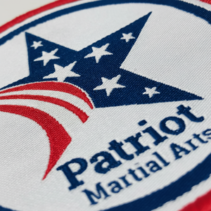 Etiqueta de cuello de ropa hecha a medida Logotipo lateral Etiqueta tejida Diseño de stock Etiquetas de tela personalizadas para prendas - Product Image 1