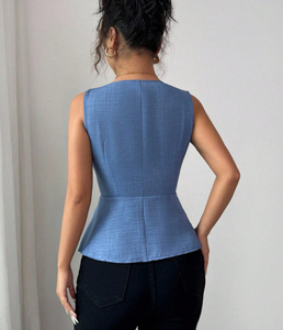 Hauts ajustés sans manches pour femmes OEM, collection Printemps-Été 2026, avec logo personnalisé, col en V et boucle métallique, pour l'Europe et l'Amérique - Product Image 4