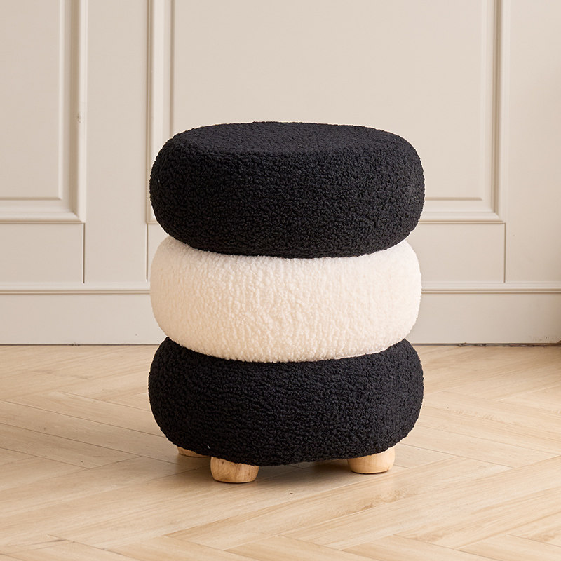 Ciambella in bianco e nero a tre strati con piedini in legno