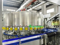 Volledig automatische verpakkingslijn voor het doseren, vullen en afsluiten van blikjes met vers fruit sap (M023)