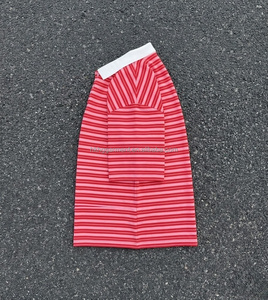 Polo à manches courtes rayé rouge et rose – T-shirt décontracté de golf pour homme avec col blanc contrastant, coupe ample - Product Image 2