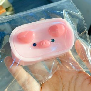 Nuevo Juguete Blandito de TPR en Forma de Pastel de Queso de Cerdo Rosa de 8cm, Regalo Creativo para Aliviar el Estrés para Niños y Adultos, Juguetes Relajantes para Apretar - Product Image 3