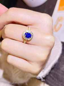 แหวนพลอยหรูหรา SGARIT ทองคำแท้ 18K จากศรีลังกา พลอยไพลินสีน้ำเงินธรรมชาติ 1.38 กะรัต พร้อมเพชรทรงสี่เหลี่ยมคางหมู 40 เม็ด น้ำหนัก 0.52 กะรัต - Product Image 5