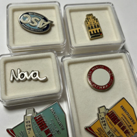 Broches personnalisées en métal émaillé, badges de revers avec logo lettre, forme irrégulière, souvenirs pour collection professionnelle