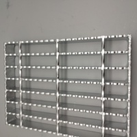 Plateforme de passage en acier galvanisé robuste avec surface antidérapante pour projets de toiture, murs, ponts/tunnels