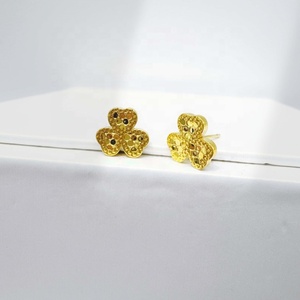 Pendientes de cobre chapados en oro pequeños y baratos al por mayor, con diseño de trébol, bonitos y únicos, joyería de moda india para niñas - Product Image 5