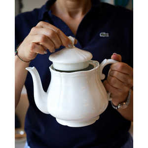 Tetera Decorativa Antigua Richard Ginori con Asa, Jarra para Servir Bebidas, para Regalos, Restaurantes y Hoteles - Product Image 2