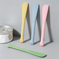 Spatule multifonctionnelle en gros pour animaux de compagnie, cuillère à long manche portable pour mélanger les aliments pour chiens, grattoir en silicone pour chats