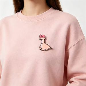 大量販売 カワイイフルーツテーマ 恐竜ピンクハットブローチ 亜鉛合金製 ソフトエナメル ファッションメタルバッジ 男女兼用 服やバッグ用 - Product Image 4
