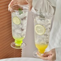 Hoogvoetig fruittheeglas, minimalistisch cocktailglas voor sap, koude dranken, bruiswater, café, bar, zomer, dagelijks gebruik