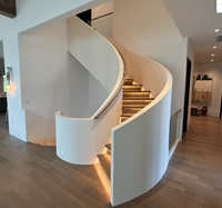 Escalier courbé sophistiqué de style moderne du milieu du siècle pour projets résidentiels haut de gamme