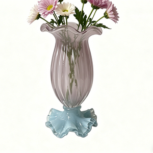 Vaso in Vetro Rosa Satinato con Base Ondulata Fatto a Mano, Porta Fiori per Tavoli da Matrimonio e Decorazioni per la Casa - Product Image 6