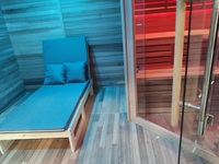 Sauna extérieur traditionnel sur mesure avec chaise longue intégrée, cabine de sauna en bois massif pour villa et jardin, avec zones humides et sèches