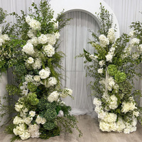 Arco Dorado con Fondo de Hortensias Verdes, Rosas Blancas y Flores de Seda, Follaje en Cascada para Ceremonias, Escenarios, Recepciones, Fiestas y Eventos