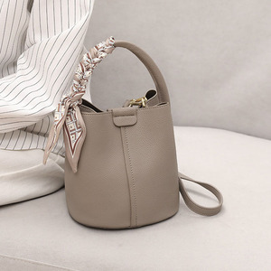 Bolso Tipo Cubo Minimalista Vintage de Cuero Granulado Impermeable con Correa Desmontable y Cierre Magnético para el Uso Diario - Product Image 5