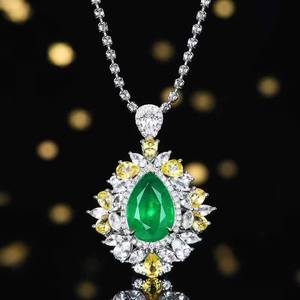 Anillo de esmeralda natural, Origen: Panjshir, Afganistán 0.75ct, oro de 18K, doble halo, media pavé con 68 piezas de diamantes naturales de 0.51ct - Product Image 4