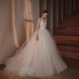 Robe de mariée principale en dentelle française, style rétro féerique, nouvelle collection, amincissante, en tulle léger, avec petite traîne - Product Image 3