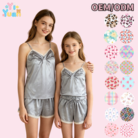 Ensemble pyjama 2 pièces gris pour femme avec détails en dentelle, haut caraco à col en V et short à taille élastique avec nœud, vêtements de nuit personnalisés OEM pour occasions à domicile