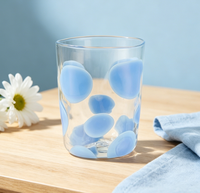Maßgefertigter Handgeblasener Borosilikat-Glasbecher mit Blauen Jadepunkten, Dekorativer Wasserbecher für Zuhause, Büro und Restaurant