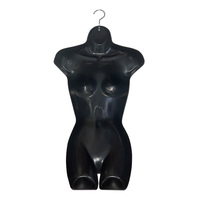 Un cintre conçu pour exposer des vêtements féminins sur un mannequin torse avec un dos creux et des crochets