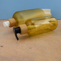 Botol pompa plastik Amber Gold, botol pompa sampo 300ml dengan tutup pompa bambu mewah