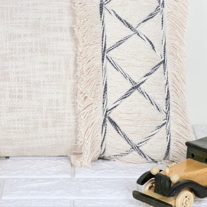 Funda de Cojín Decorativa para Sofá, Tejida a Mano, Texturizada, Estilo Boho, Gris y Marfil, con Borlas - Product Image 5