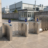 Portillon pivotant automatique anti-escalade pour contrôle d'accès extérieur avec bracelet RFID, idéal pour écoles et usines