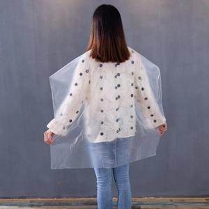 Cape de coiffure jetable à usage unique en PE transparent Casquette de barbier imperméable de style simple pour une utilisation en salon en plastique durable - Product Image 3