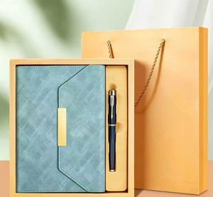 Coffret Cadeau Carnet Rouge et Stylo avec Couverture à Boucle Métallique pour Personnalisation de Marque et Commandes en Gros - Product Image 3
