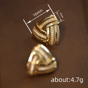 Boucles d'oreilles clous torsadées triangulaires pour femmes, design géométrique texturé, accessoires d'oreille pour le bureau et le quotidien - Product Image 4