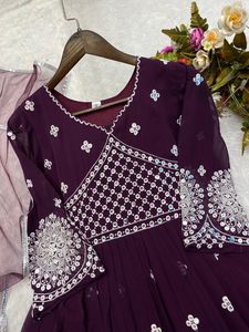 Georgette Anarkali พร้อมงานปัก Jari ทํางานปักด้ายละเอียดบนคางที่ดูอุดมไปด้วยความสง่างามที่สมบูรณ์แบบ - Product Image 5