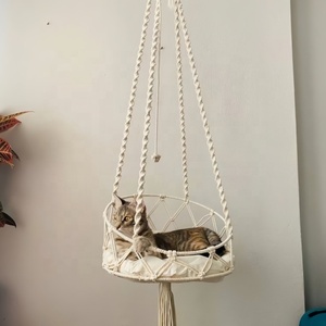 Hamaca de macramé para gatos de interior, cama colgante tejida a mano para ventana, cesta columpio, decoración boho para el hogar, incluye colchoneta. - Product Image 2