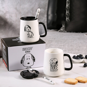 Tazza in Porcellana con Stampa di <span class=keywords><strong>Snoopy</strong></span>, Manico Nero, Coperchio e Cucchiaio Abbinati per Uso Quotidiano - Product Image 1