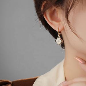 Boucles d'oreilles clous géométriques en zircon de luxe léger haut de gamme, plaqué or, nouvelle tendance, niche, double face, amincissantes, vente en gros - Product Image 6