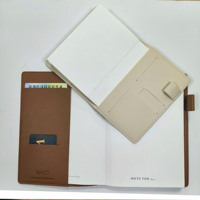 Housse de livre minimaliste en cuir PU avec logo personnalisé, porte-cartes et porte-stylo, pour unisexe, fournie directement par l'usine