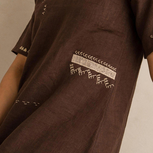 Vestido Corto Marrón de <span class=keywords><strong>Moda</strong></span> para Mujer 2026 al por Mayor con Logotipo Bordado OEM, Vestido Elegante de Rayón y Lino con Cuello en V para Mujer - Product Image 5