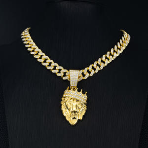Collier long plaqué or, chaîne cubaine, pendentif tête de lion avec strass en cristal, accessoire sportif pour homme - Product Image 1