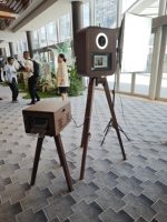 Photomaton portable en bois vintage noyer foncé avec écran tactile de 13,3 pouces, flight case et support d'imprimante pour QW410 DS620 RX1