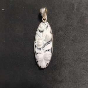 Pendentif sculpté en agate noire, argent 925, perle d'agate - Product Image 1