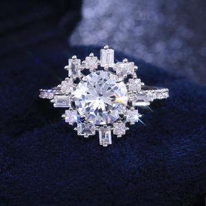 Anello di Fidanzamento F471 per Donna in Oro Bianco con Diamante Taglio Brillante Rotondo Colore D Naturale e Pietre Laterali a Baguette - Product Image 3