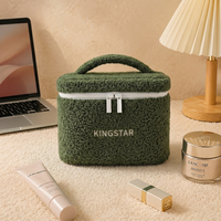 Grande trousse de toilette matelassée en peluche douce et moelleuse avec double fermeture éclair, motif ours en peluche, pour voyage, mignonne et gonflée, organiseur de maquillage, sac à cosmétiques