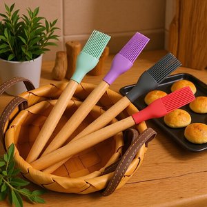 Pinceau à badigeonner en silicone 7 couleurs avec manche en bois, 260 ℃   Brosse de barbecue résistante à la chaleur pour grillades, pâtisserie et préparation culinaire - Product Image 1